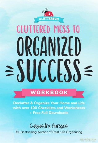 Cluttered Mess to Organized Success Workbook: Declutter and Organize your Home and Life with over 100 Checklists and Worksheets (Plus Free Full Downloads) (Home Decorating Journal) (Clutterbug) - Cassandra Aarssen [KSIĄŻKA]