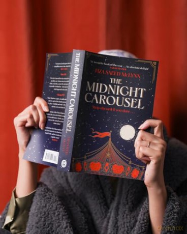 The Midnight Carousel: A Darkly Glittering Mystery of Obsession, Revenge, and Enduring Love - Fiza Saeed McLynn [KSIĄŻKA]