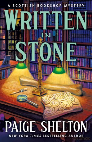 Written in Stone: A Scottish Bookshop Mystery: 10 - Paige Shelton [KSIĄŻKA]