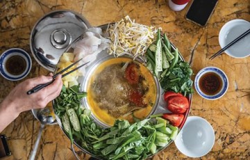 Viet Kieu | Recipes remembered from Vietnam: A story of pluck, adaptation, a restaurant called Anchovy and a life-affirming pursuit of flavour - Thi Le [KSIĄŻKA]
