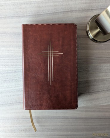 The Message Deluxe Gift Bible, Dark Brown Gold: The Bible in Contemporary Language - Eugene Peterson [KSIĄŻKA]