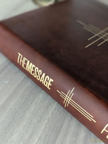 The Message Deluxe Gift Bible, Dark Brown Gold: The Bible in Contemporary Language - Eugene Peterson [KSIĄŻKA]