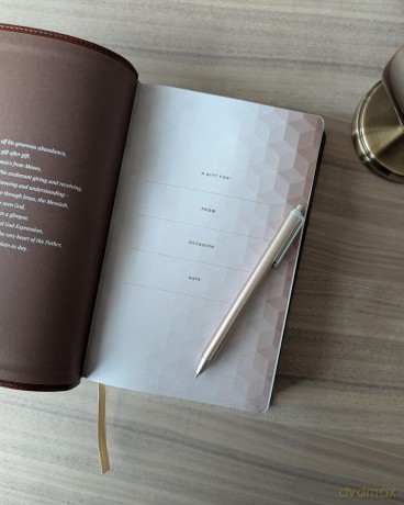 The Message Deluxe Gift Bible, Dark Brown Gold: The Bible in Contemporary Language - Eugene Peterson [KSIĄŻKA]