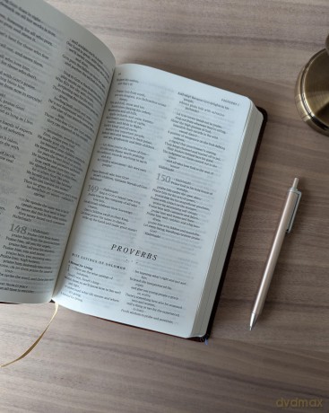 The Message Deluxe Gift Bible, Dark Brown Gold: The Bible in Contemporary Language - Eugene Peterson [KSIĄŻKA]