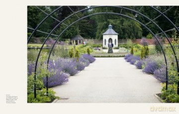 Historic Royal Palaces: Royal Blooms: The Crown and Plants: A Very Noble History - Felicity Day [KSIĄŻKA]