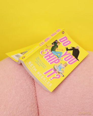 Do You Ship It: A YA Rom-Com about Fandom and Self-Confidence - Beth Reekles [KSIĄŻKA]