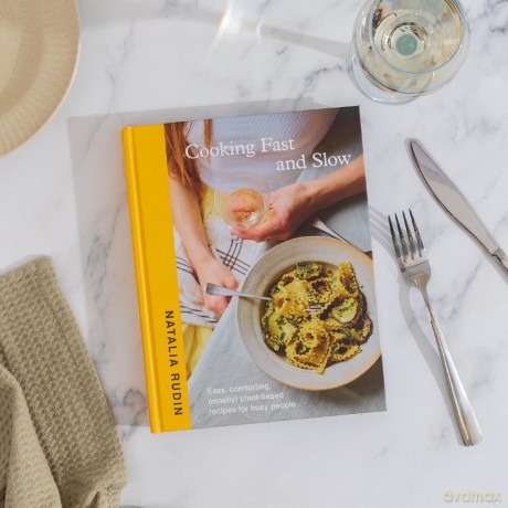 Cooking Fast and Slow: The Instant Sunday Times Bestseller. Easy, Comforting, (Mostly) Plant-based Recipes for Busy People - Natalia Rudin [KSIĄŻKA]