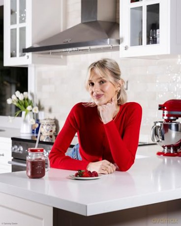 Chloe's Vegan Kitchen: 90 Fresh and Easy Recipes, from Cookies to Curries - Chloe Wheatland [KSIĄŻKA]