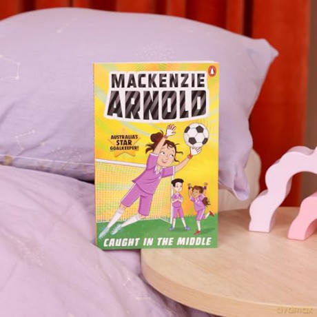 Mackenzie Arnold: Caught in the Middle - Mackenzie Arnold [KSIĄŻKA]