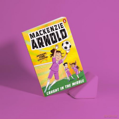 Mackenzie Arnold: Caught in the Middle - Mackenzie Arnold [KSIĄŻKA]