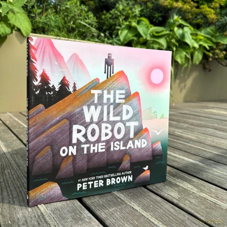 The Wild Robot on the Island: a gorgeous picture book to introduce younger readers to the bestselling series - Peter Brown [KSIĄŻKA]