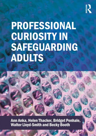 Professional Curiosity in Safeguarding Adults - Helen Thacker [KSIĄŻKA]