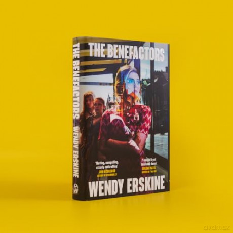 The Benefactors: The moving and utterly enthralling debut novel about class, power and what being a parent means. - Wendy Erskine [KSIĄŻKA]