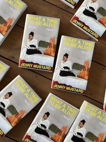 What A Time To Be Alive: A tender, surprising and totally absorbing coming of age story from the author of Okay Days - Jenny Mustard [KSIĄŻKA]