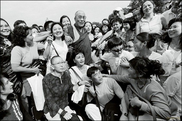 Dalai Lama: Photographs by Manuel Bauer. 1990-2024 - Gaden Phodrang Foundation of the Dalai Lama [KSIĄŻKA]