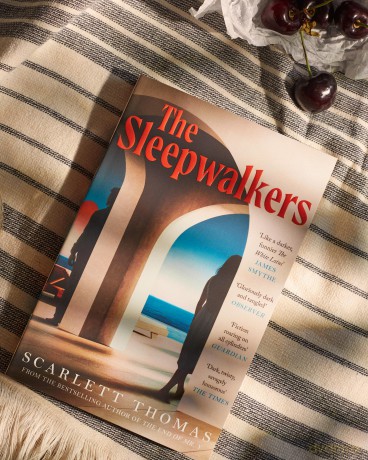 The Sleepwalkers: THE MIND-BENDING BEACH THRILLER THAT WILL KEEP YOU UP ALL NIGHT - Scarlett Thomas [KSIĄŻKA]