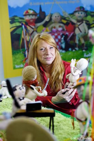 Sew Your Own Nursery Rhyme: Wheels on the Bus - Sarah Simi [KSIĄŻKA]