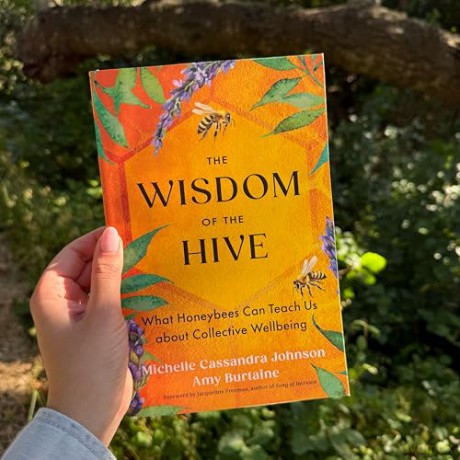 The Wisdom of the Hive: What Honeybees Can Teach Us about Collective Wellbeing - Michelle Cassandra Johnson [KSIĄŻKA]