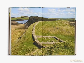 Beneath our Feet: Everyday Discoveries Reshaping History: 17 (British Museum) - Michael Lewis [KSIĄŻKA]