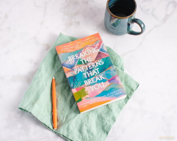 Breaking the Patterns That Break You: Healing from the Pain of Your Past and Finding Real Hope That Lasts - Tori Hope Petersen [KSIĄŻKA]