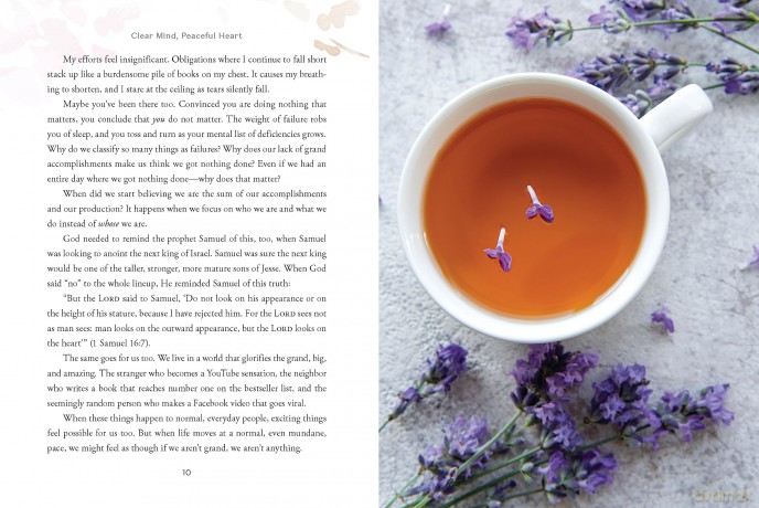 Clear Mind, Peaceful Heart: 50 Devotions for Sleeping Well in a World Full of Worry (A 50-Day Devotional) - Lysa TerKeurst [KSIĄŻKA]