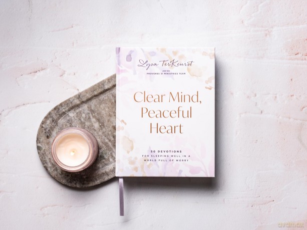 Clear Mind, Peaceful Heart: 50 Devotions for Sleeping Well in a World Full of Worry (A 50-Day Devotional) - Lysa TerKeurst [KSIĄŻKA]