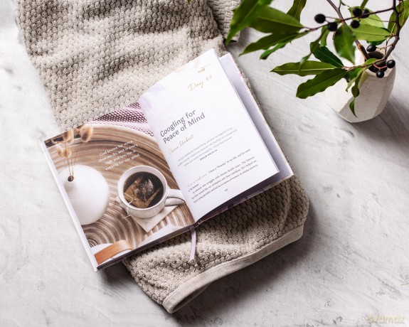 Clear Mind, Peaceful Heart: 50 Devotions for Sleeping Well in a World Full of Worry (A 50-Day Devotional) - Lysa TerKeurst [KSIĄŻKA]