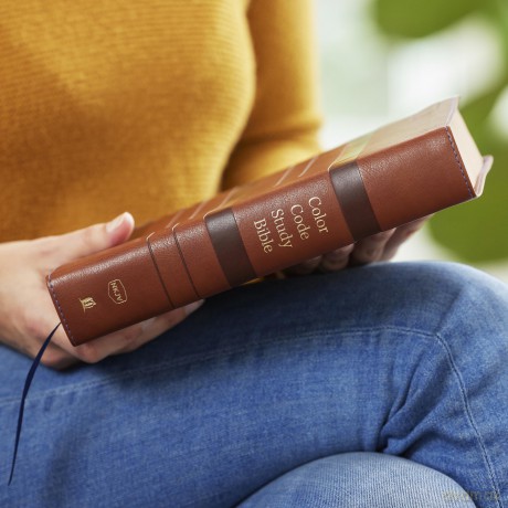 Color Code Study Bible, Revealing God's Truth Color by Color (NKJV, Brown Leathersoft, Red Letter, Thumb Indexed) - Thomas Nelson [KSIĄŻKA]