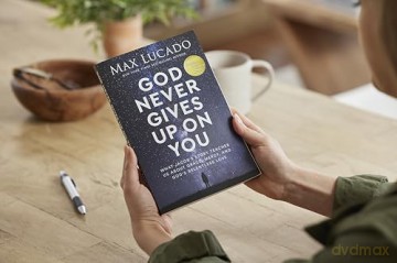 God Never Gives Up on You: What Jacob's Story Teaches Us About Grace, Mercy, and God's Relentless Love - Max Lucado [KSIĄŻKA]