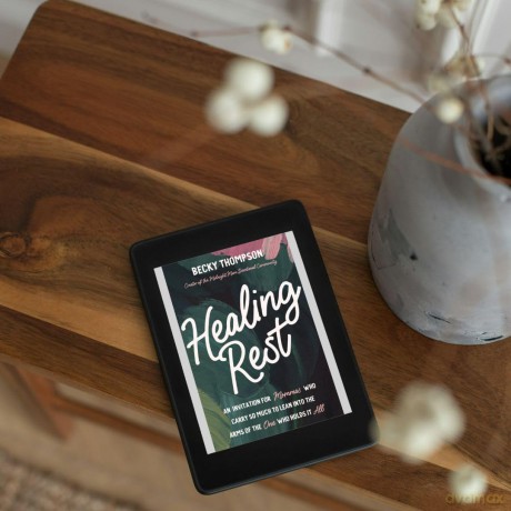 Healing Rest: An Invitation for Mommas Who Carry So Much to Lean into the Arms of the One Who Holds It All - Becky Thompson [KSIĄŻKA]