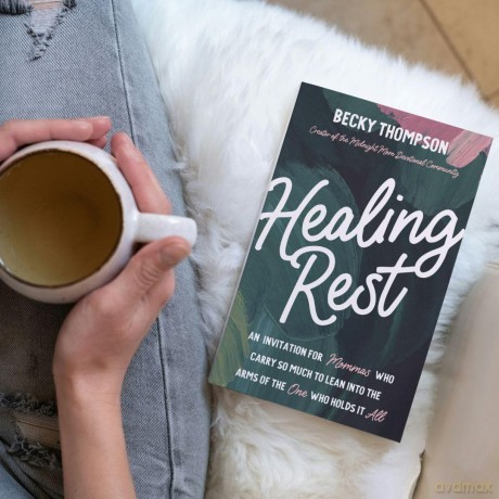 Healing Rest: An Invitation for Mommas Who Carry So Much to Lean into the Arms of the One Who Holds It All - Becky Thompson [KSIĄŻKA]