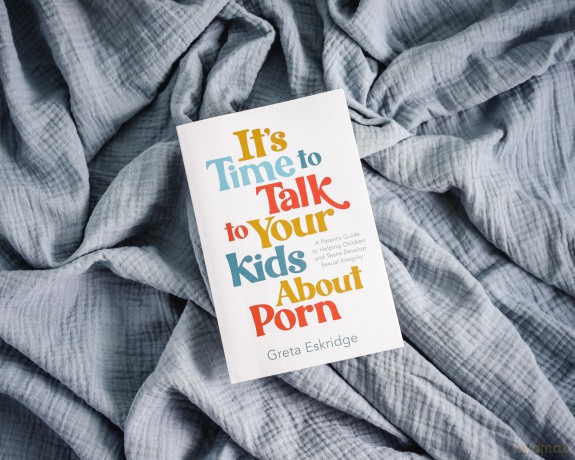 It's Time to Talk to Your Kids About Porn: A Parent's Guide to Helping Children and Teens Develop Sexual Integrity - Greta Eskridge [KSIĄŻKA]