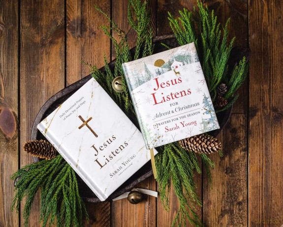 Jesus Listens--for Advent and Christmas, Padded Hardcover, with Full Scriptures: Prayers for the Season (A 40-Day Devotional) - Sarah Young [KSIĄŻKA]