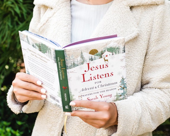 Jesus Listens--for Advent and Christmas, Padded Hardcover, with Full Scriptures: Prayers for the Season (A 40-Day Devotional) - Sarah Young [KSIĄŻKA]
