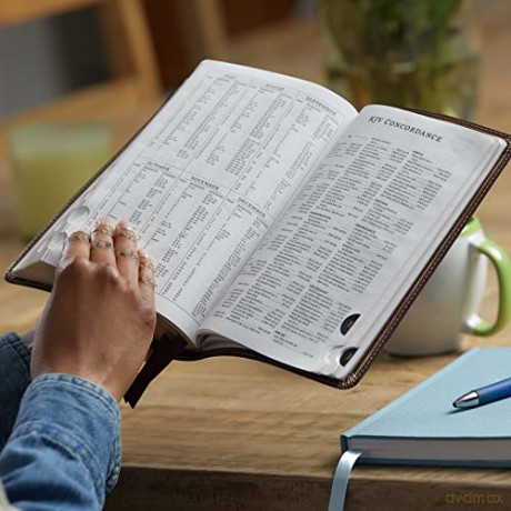 KJV Holy Bible: Personal Size Giant Print with 43,000 Cross References, Burgundy Bonded Leather, Red Letter, Comfort Print (Thumb Indexed): King James Version: Holy Bible, King James Version - Thomas Nelson [KSIĄŻKA]