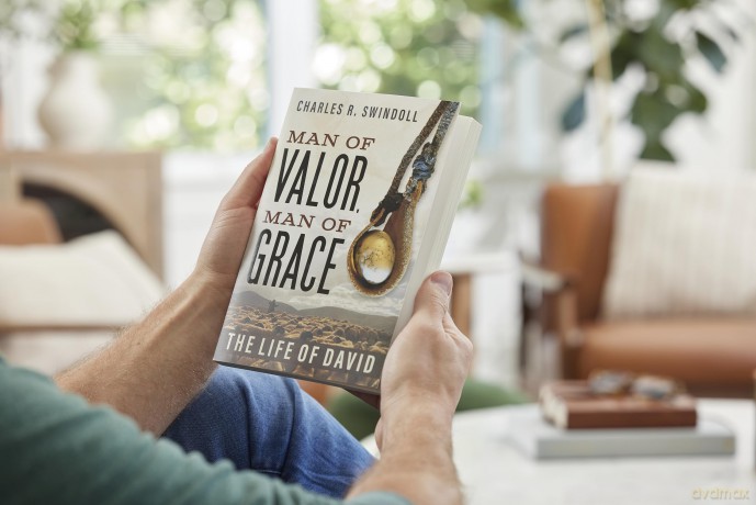 Man of Valor, Man of Grace: The Life of David (The Perfect Gift for Fans of House of David. Discover More About the Real King David of the Bible) - Charles R. Swindoll [KSIĄŻKA]