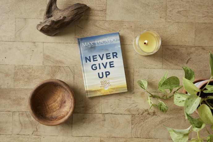 Never Give Up: God is Good When Life Isn't - Max Lucado [KSIĄŻKA]