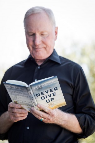 Never Give Up: God is Good When Life Isn't - Max Lucado [KSIĄŻKA]