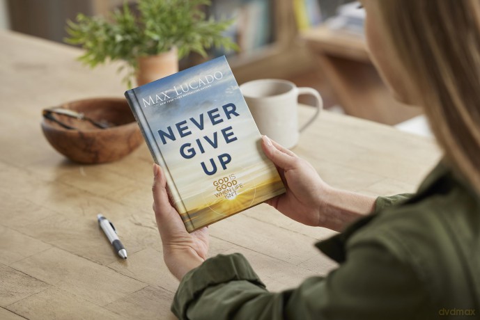 Never Give Up: God is Good When Life Isn't - Max Lucado [KSIĄŻKA]