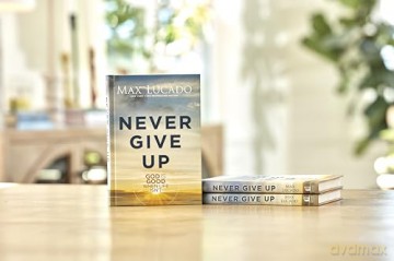 Never Give Up: God is Good When Life Isn't - Max Lucado [KSIĄŻKA]