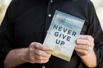 Never Give Up: God is Good When Life Isn't - Max Lucado [KSIĄŻKA]