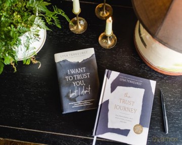 The Trust Journey: Heal from Broken Trust with Others, Yourself, and God (A Guided Journal to Use Alongside I Want to Trust You, but I Don't) - Lysa TerKeurst [KSIĄŻKA]