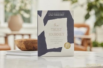The Trust Journey: Heal from Broken Trust with Others, Yourself, and God (A Guided Journal to Use Alongside I Want to Trust You, but I Don't) - Lysa TerKeurst [KSIĄŻKA]