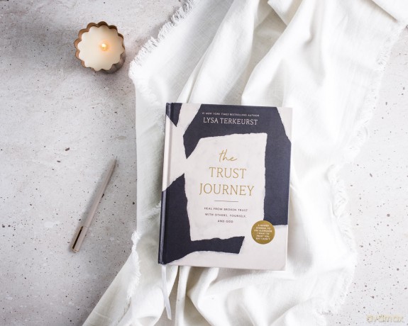 The Trust Journey: Heal from Broken Trust with Others, Yourself, and God (A Guided Journal to Use Alongside I Want to Trust You, but I Don't) - Lysa TerKeurst [KSIĄŻKA]