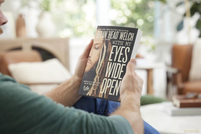 With My Eyes Wide Open: Miracles and Mistakes on My Way Back to KoRn - Brian "Head" Welch [KSIĄŻKA]