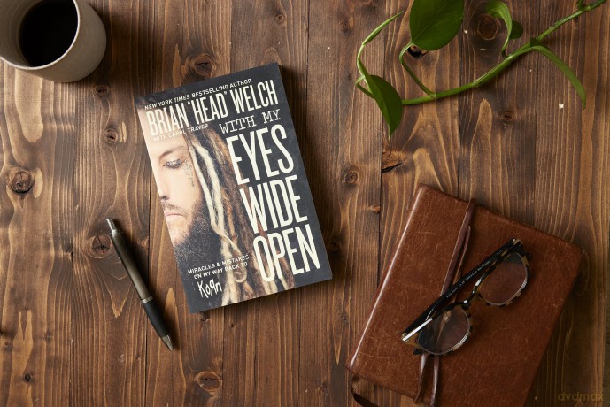 With My Eyes Wide Open: Miracles and Mistakes on My Way Back to KoRn - Brian "Head" Welch [KSIĄŻKA]