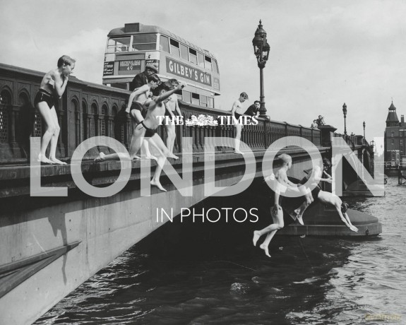The Times London in Photos: A history of the nation's capital through the camera lens - Times Books [KSIĄŻKA]