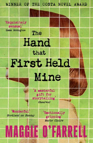 The Hand That First Held Mine: The Award-Winning Sunday Times Bestseller from the Author of Hamnet - Maggie O'Farrell [KSIĄŻKA]