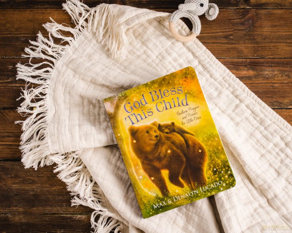 God Bless This Child: Bedtime Prayers and Praises for Little Ones (Max Lucado's Bedtime Prayers for Little Ones) - Max Lucado [KSIĄŻKA]