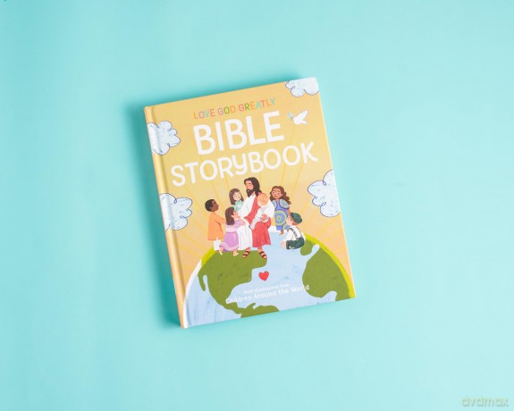 Love God Greatly Bible Storybook: With Illustrations from Children Around the World - Love God Greatly [KSIĄŻKA]